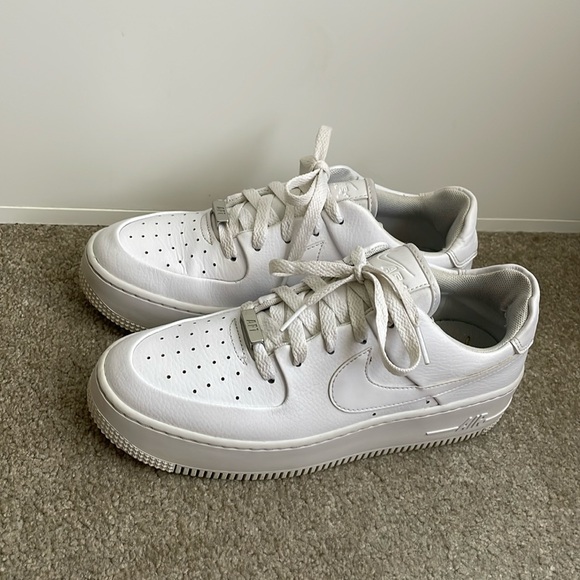 Nike Air Force 1 platform sneakers in triple white - Picture 3 of 9